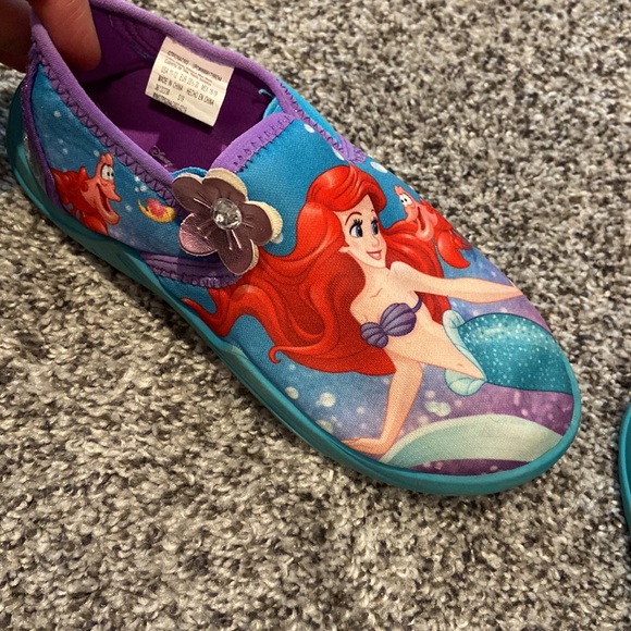 11–12 little girls,swim shoes-perfect for the lake/ ocean Disney little mermaid - Picture 5 of 13